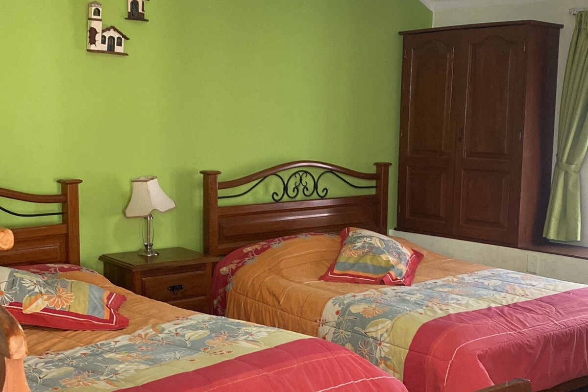 Chambre Familiale Double ou avec lits jumeaux | Couette en duvet d'oie, bureau