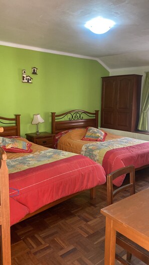 Chambre Familiale Double ou avec lits jumeaux | Couette en duvet d'oie, bureau