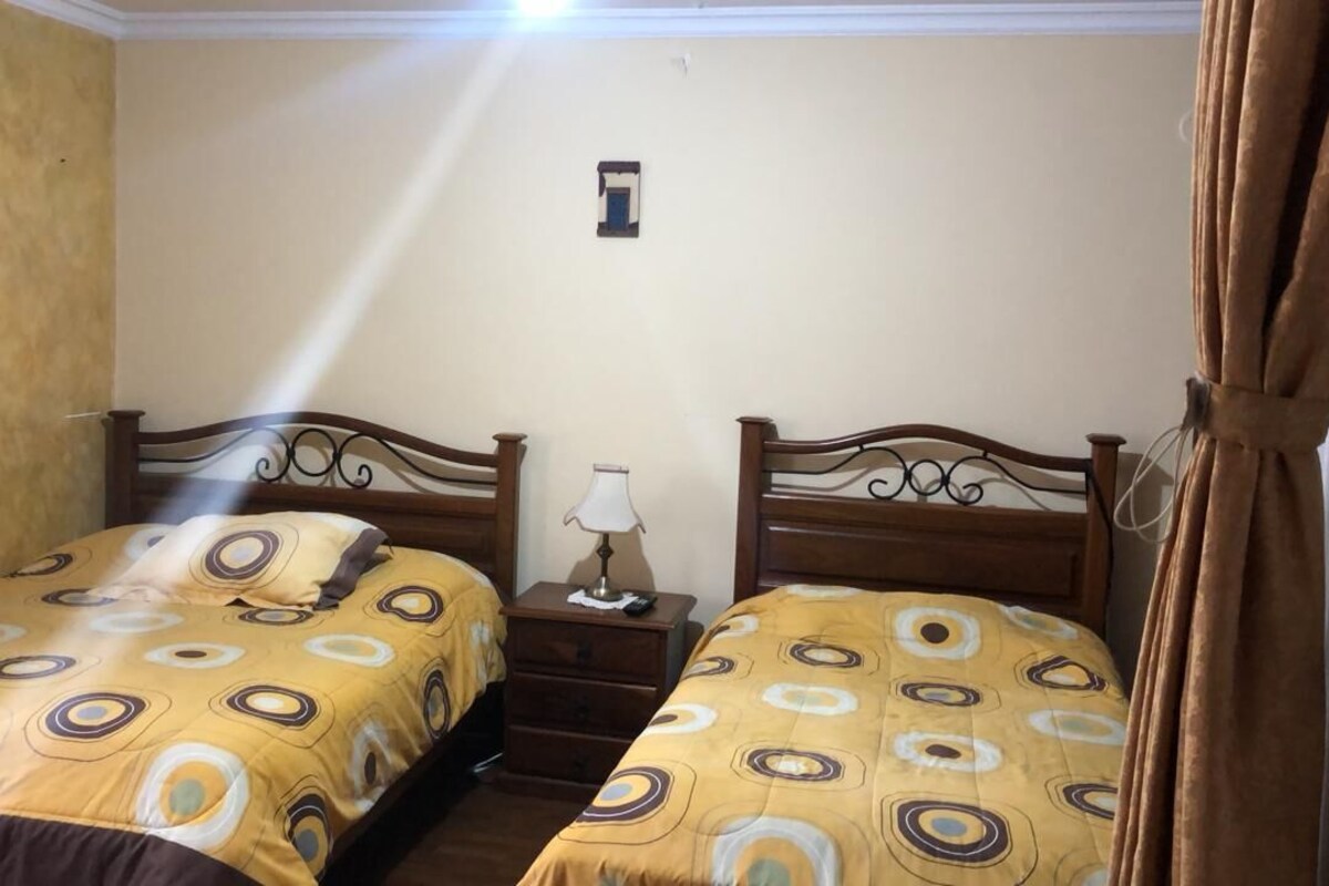 Chambre avec lits jumeaux | Couette en duvet d'oie, bureau