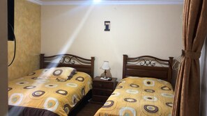Chambre avec lits jumeaux | Couette en duvet d'oie, bureau