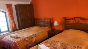 Chambre Familiale Double ou avec lits jumeaux | Couette en duvet d'oie, bureau