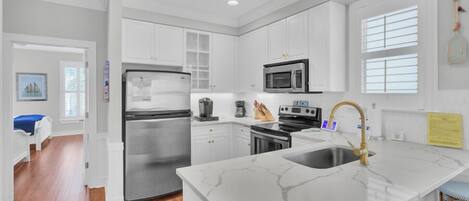Refrigerador, microondas, horno, placa de cocina
