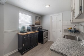 Private kitchen - 🔥ROMANTIC COUPLES GETAWAY PRIVATE FIRE PIT🔥 (Tampa)