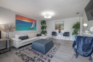 Living area - 🔥ROMANTIC COUPLES GETAWAY PRIVATE FIRE PIT🔥 (Tampa)