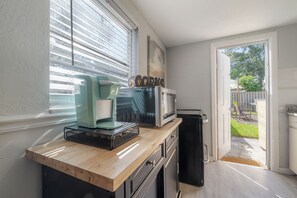 Private kitchen - 🔥ROMANTIC COUPLES GETAWAY PRIVATE FIRE PIT🔥 (Tampa)