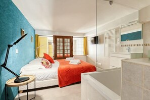 1 bedroom, desk, iron/ironing board, travel cot - Unique Parisian Loft at the Classy St Germain (Paris)