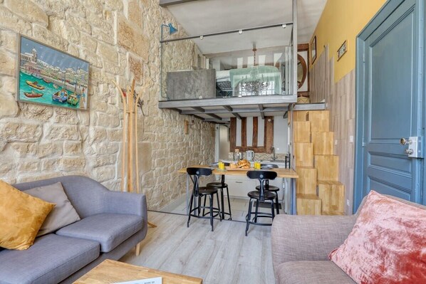 TV, offices - Unique Parisian Loft at the Classy St Germain (Paris)