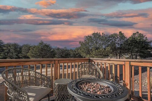 Lindenmere Estate! Chic Villa w Game Loft & BBQ