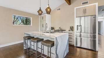 Geladeira, micro-ondas, fogão, cooktop