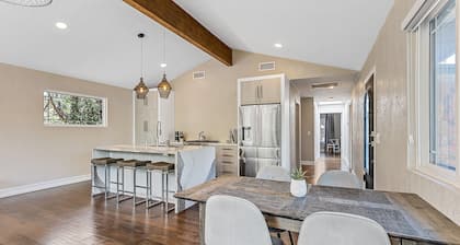 Luxury Sedona zen home, totally remodeled, views, hiking trails & labyrinth!!