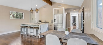 Luxury Sedona zen home, totally remodeled, views, hiking trails & labyrinth!!
