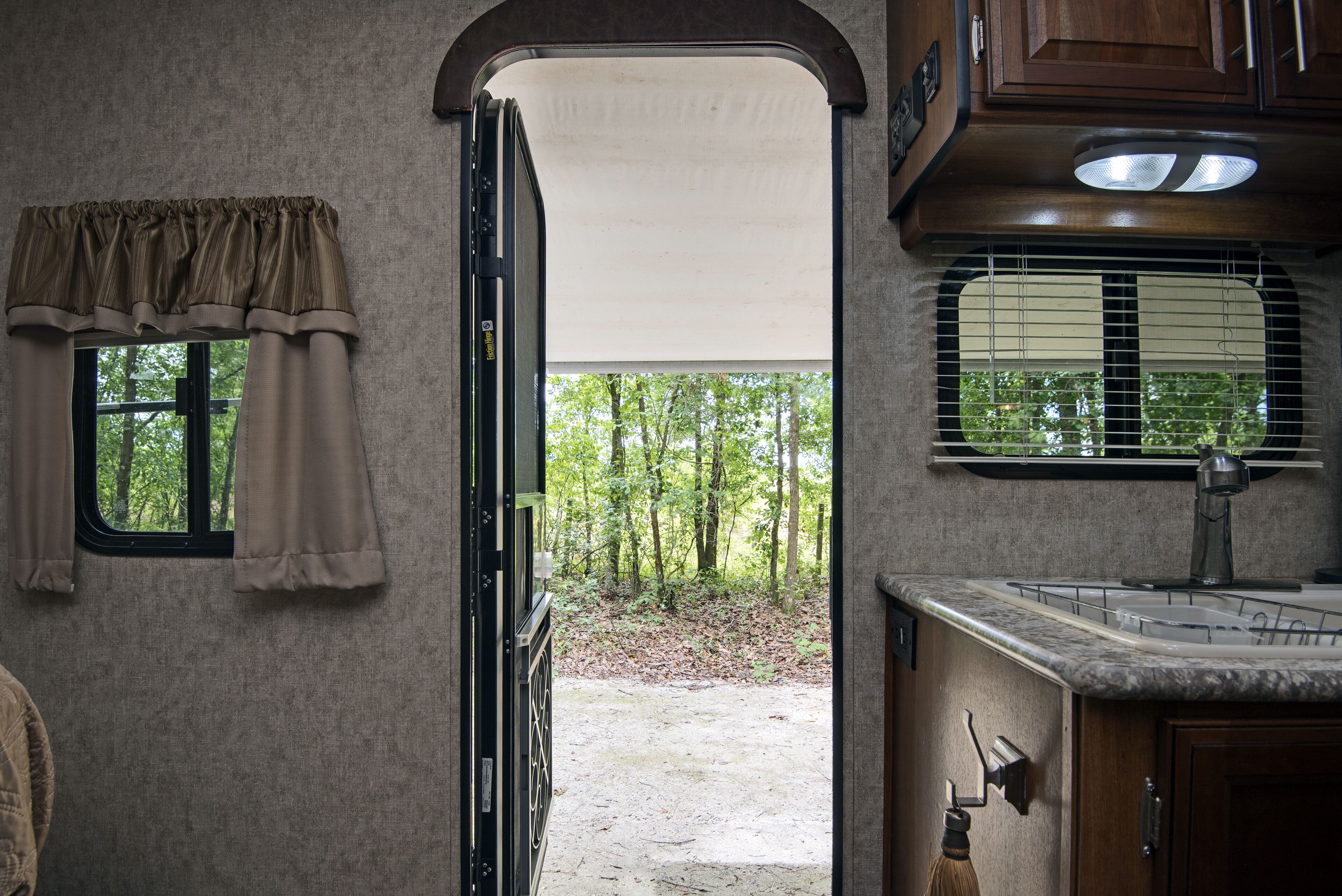 Een koelkast, een magnetron, een kookplaat