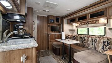 Refrigerador, microondas, placa de cocina, cafetera/tetera