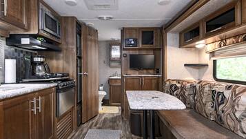 KĂŒhlschrank, Mikrowelle, Herdplatte, Wasserkocher mit Kaffee-/Teezubehör