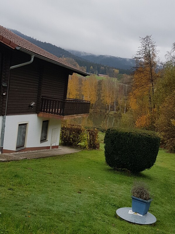 Property grounds - Cozy rustic Bavarian holiday apartment on the lake in the holiday village of Hoher Bogen (Arrach)