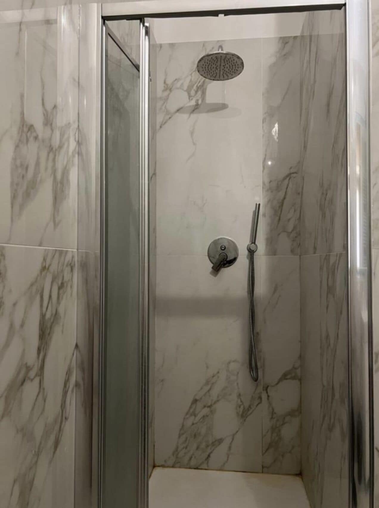 Douche, sèche-cheveux, bidet, serviettes fournies
