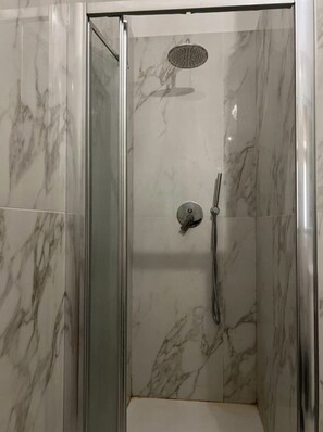 Douche, sèche-cheveux, bidet, serviettes fournies