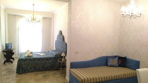 A room with two beds, a desk, and a chair. - Three bedroom apartment in Venice San Marco (Venezia)