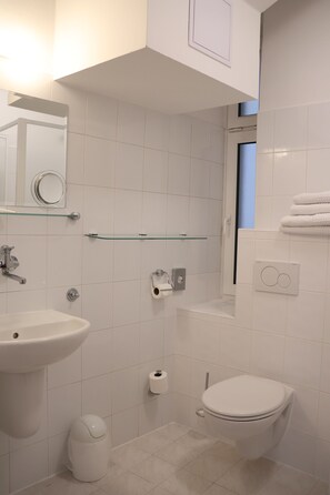 Kahden hengen huone | Kylpyhuone | Suihku, hiustenkuivaaja, pyyhkeet, saippua