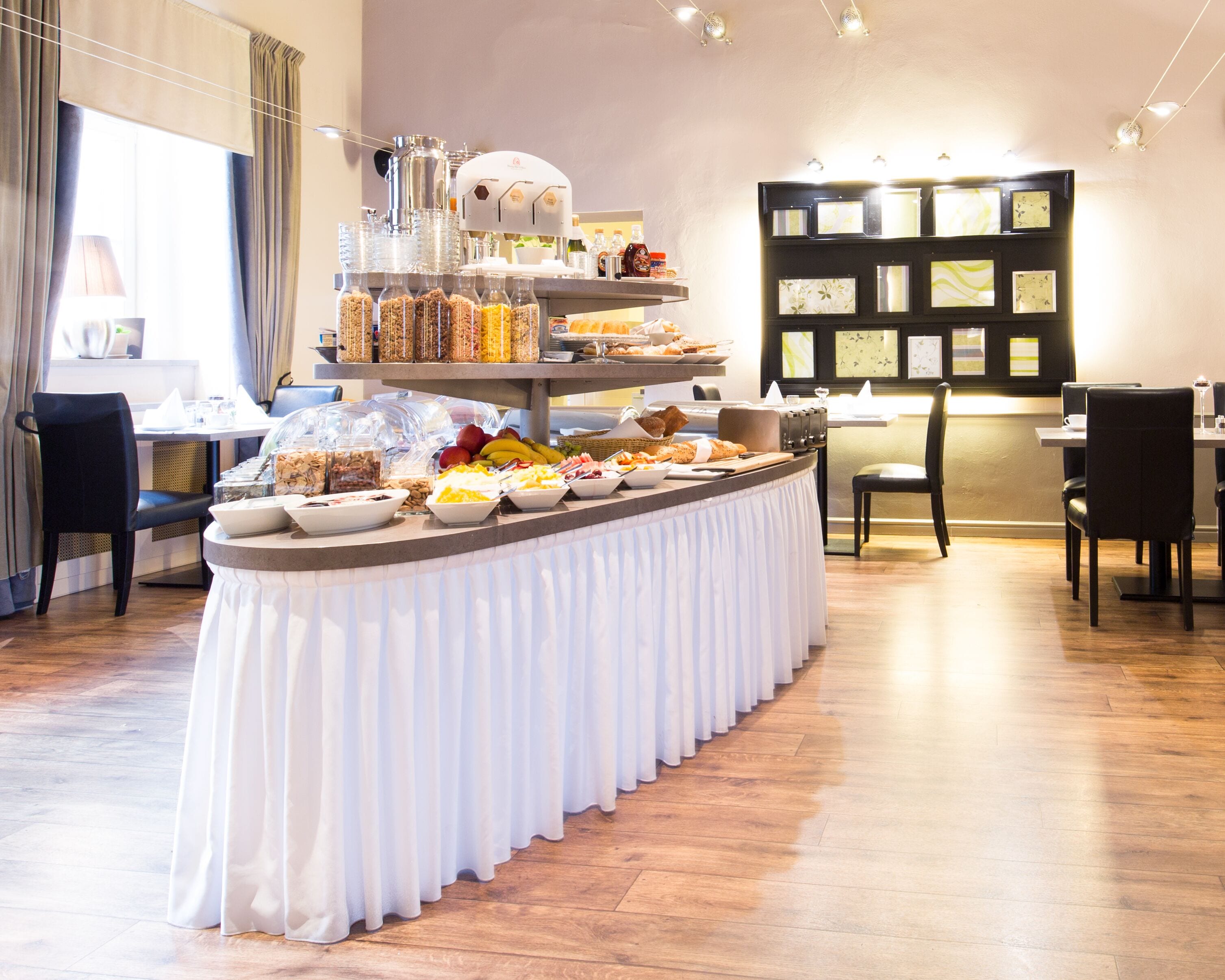 Bữa sáng buffet hàng ngày (500 CZK/mỗi người) 