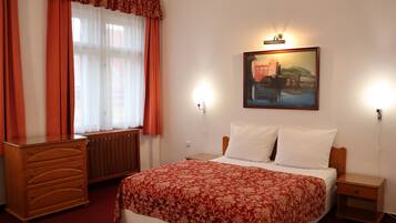 Dobbeltværelse | Allergivenligt sengetøj, pengeskab på værelset, individuelt design