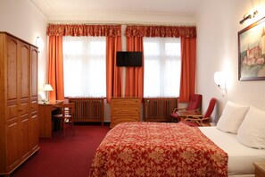 Kahden hengen huone | Allergiatestatut vuodevaatteet, tallelokero huoneessa