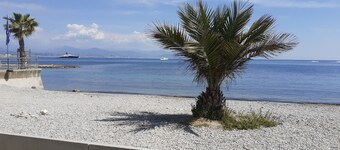 Haven of peace located 150m from Antibes' white sandy beaches- Private swimming pool