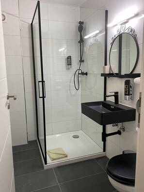 Suite estudio urbana, 1 habitación | Baño | Regadera, toallas, jabón, shampoo