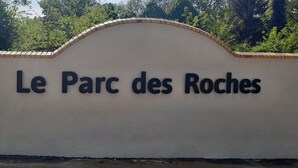 A sign with the text "Le Parc des Roches". - Mobil home 6 pers camping 3* sur belle parcelle au calme avec piscine (Saint-Chéron)