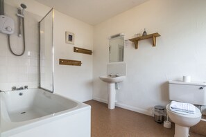 Standard Twin Room | Bathroom | Combined shower/tub, towels - Parsonage Farm Inn (Tenby)