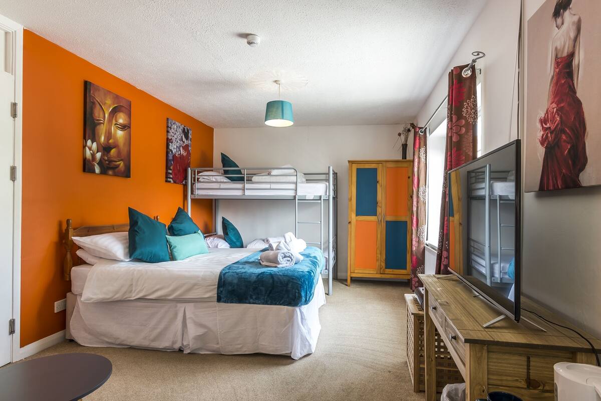 Family Room | Travel crib, free WiFi, bed sheets