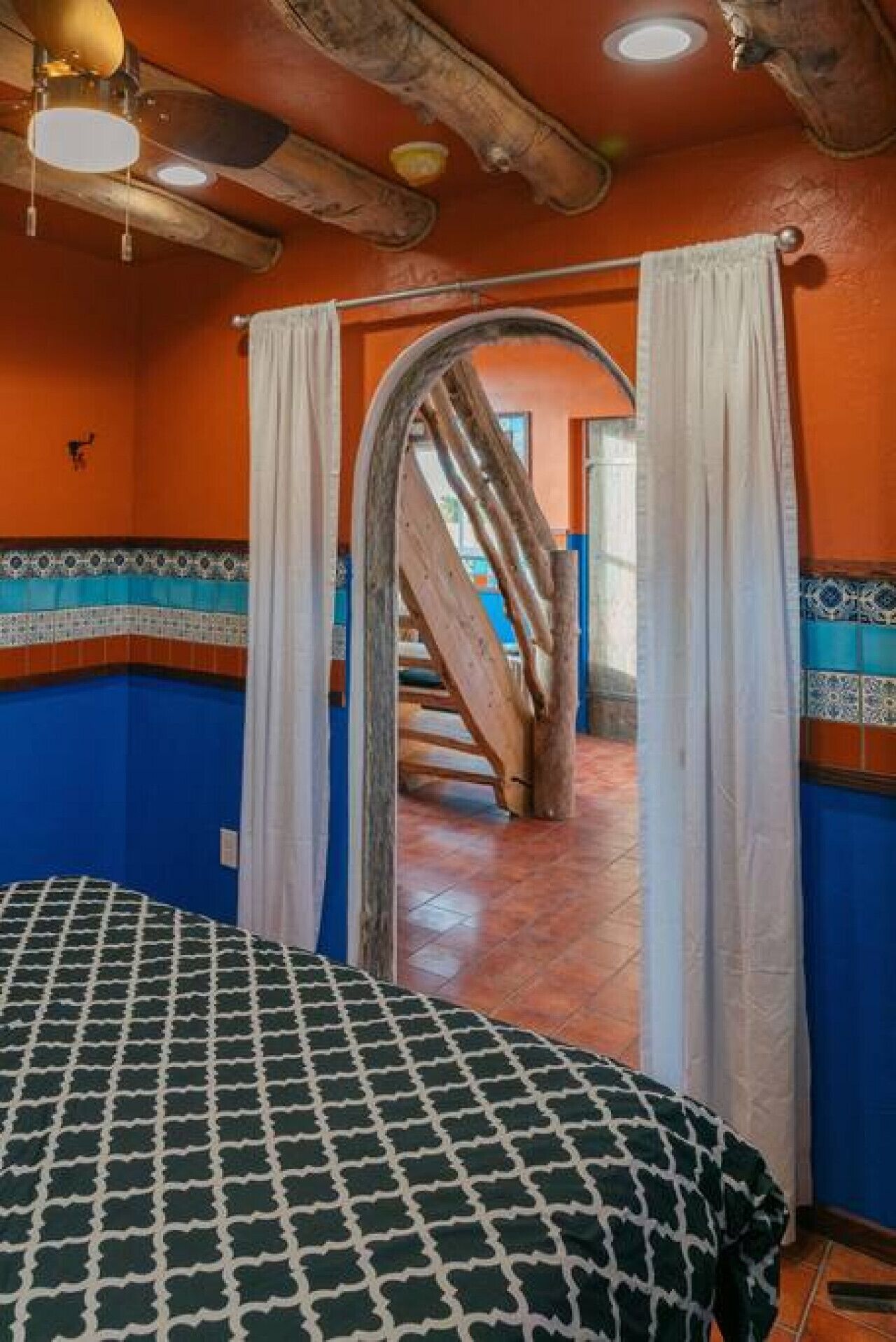 2 bedrooms, desk, WiFi, bed sheets