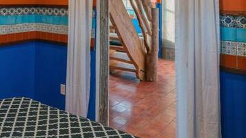 2 bedrooms, desk, WiFi, bed sheets