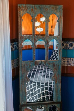 2 bedrooms, desk, WiFi, bed sheets