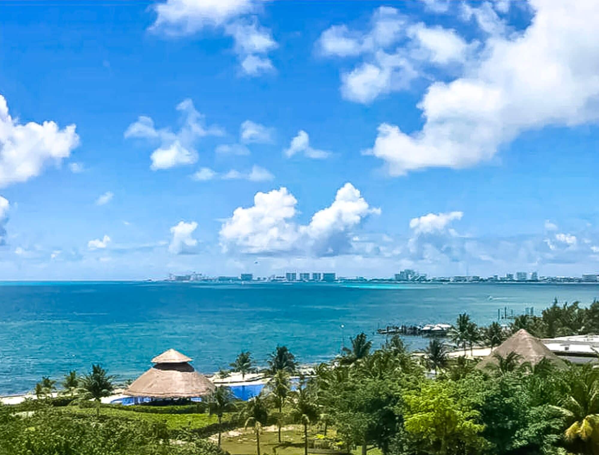 Ubicación a pie de playa, arena blanca y 2 bares en la playa