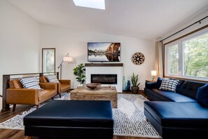 Televisio, takka, työhuone