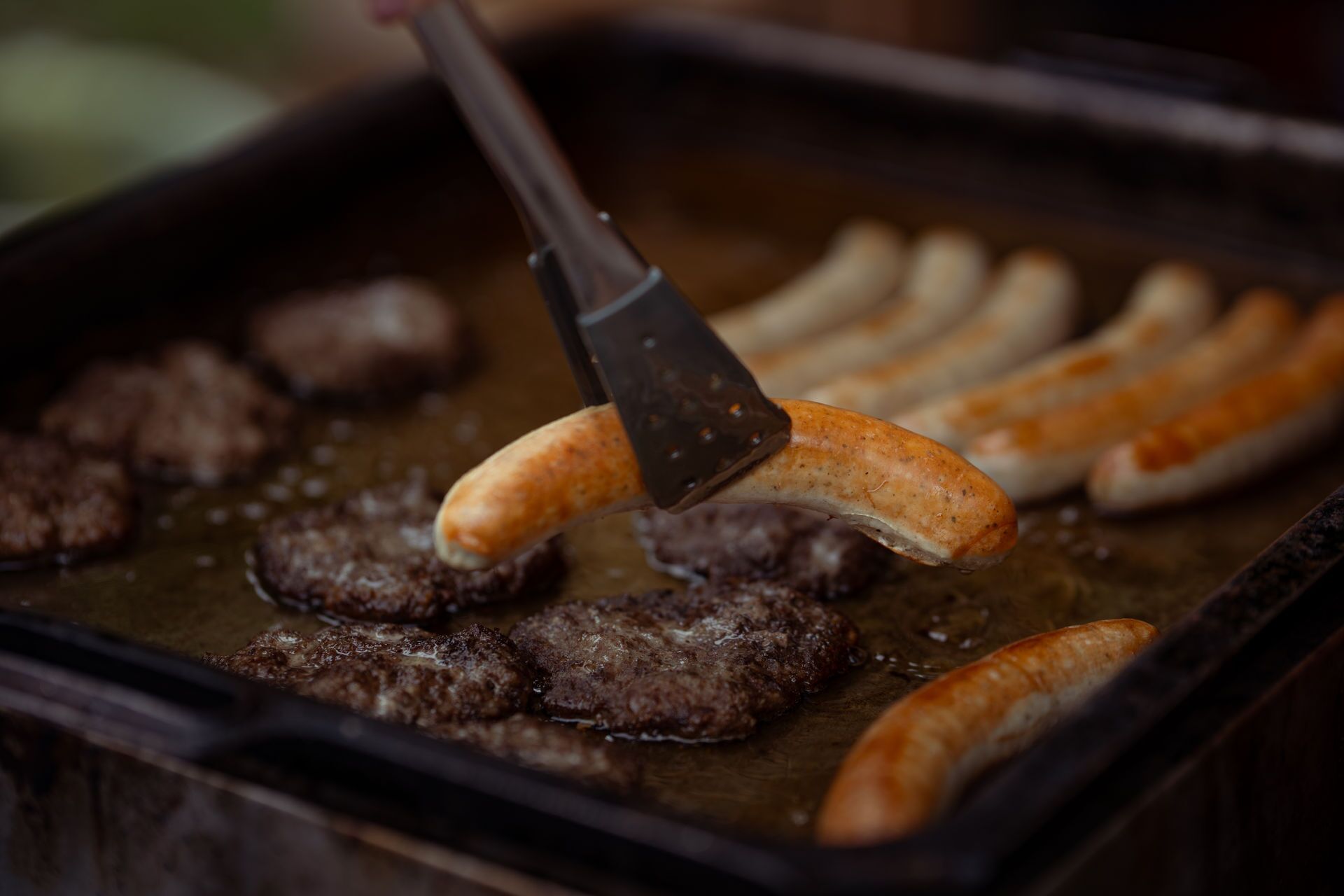Eine Bratpfanne mit verschiedenen Lebensmitteln, die gegrillt werden.