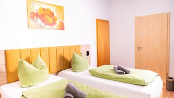 Basic-Doppelzimmer | Schallisolierte Zimmer, kostenloses WLAN, Bettwäsche, Rollstuhlgeeignet