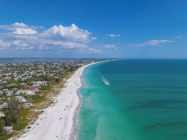 Beach nearby - Luxury Beach Home! Pool, Spa and Gourmet Kitchen! (Anna Maria)
