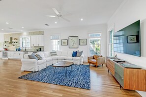 Téléviseur connecté, table de baby-foot, table de ping-pong