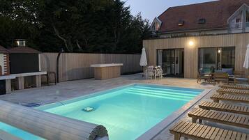 Utendørsbasseng og et oppvarmet basseng