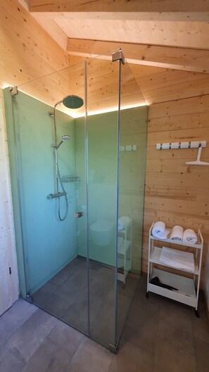 Dusche, Haartrockner, Handtücher
