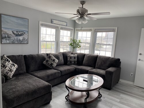 Chic 3rd Floor Ocean Block Retreat with Balcony - BBQ, Patio, Parking & Badges