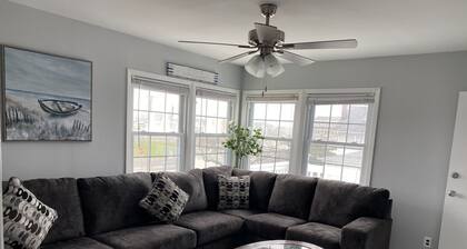 Chic 3rd Floor Ocean Block Retreat with Balcony - BBQ, Patio, Parking & Badges