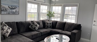 Chic 3rd Floor Ocean Block Retreat with Balcony - BBQ, Patio, Parking & Badges