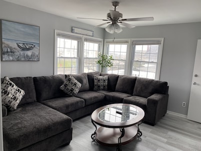 Chic 3rd Floor Ocean Block Retreat with Balcony - BBQ, Patio, Parking