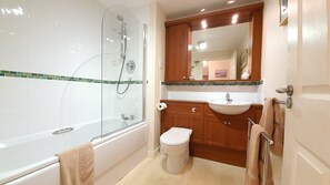 Ensemble douche/baignoire, sèche-cheveux, serviettes fournies, savon
