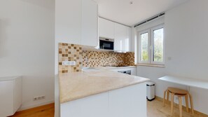 Réfrigérateur, micro-ondes, four, plaque de cuisson