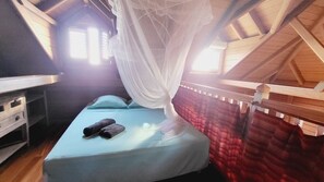3 habitaciones, tabla de planchar con plancha y cuna de viaje 