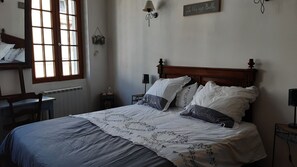 4 slaapkamers, een strijkplank/strijkijzer, reisbedje, gratis wifi